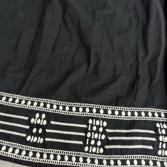 [L]Banana Republic WMN Linen Blend Tunic Blouse Black / White Embroidery NWOT - Picture 2 of 10
